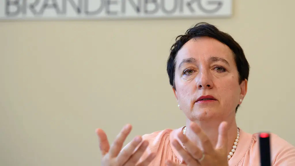 Janny-Armbruster-Buendnis-90-Die-Gruenen-neue-Behindertenbeauftragte-des-Landes-Brandenburg-gestikuliert