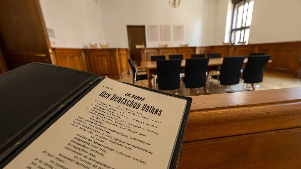 Im-Namen-des-Deutschen-Volkes-ist-auf-einer-alten-Bekanntmachung-in-einer-Mappe-zu-lesen
