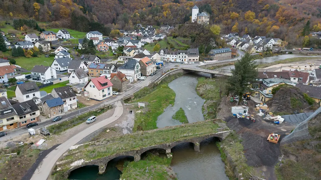 Brachflaechen-Baustellen-und-die-zerstoerte-Eisenbahnbruecke-ueber-die-Ahr-praegen-das-Ortsbild