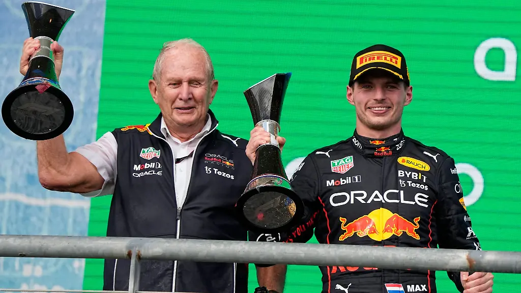 Red-Bull-Pilot-Max-Verstappen-r-und-Helmut-Marko-Chef-von-Red-Bull-Motorsports-mit-ihren-Trophaeen-beim-Grossen-Preis-der-USA