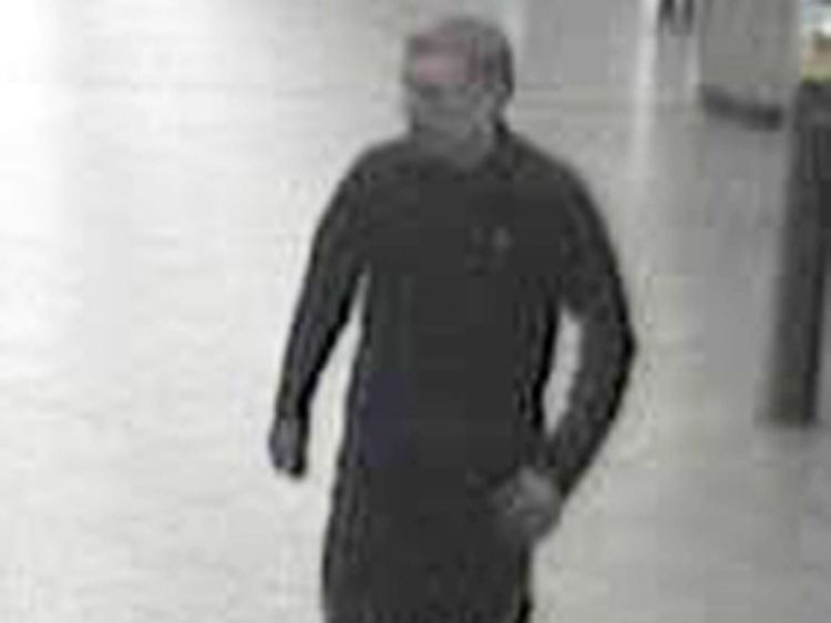 Dieser Mann wird verdächtigt, gemeinsam mit anderen Tätern auf dem U-Bahnhof Hansaplatz einen Mann zusammengeschlagen zu haben.