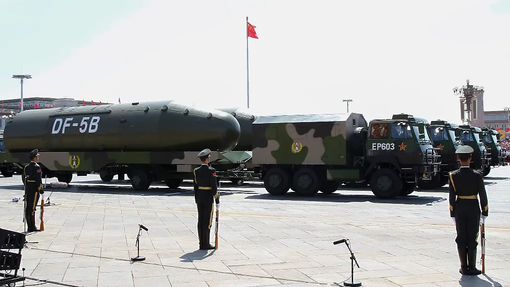Chinesische-Atomraketen-Raketen-des-Typs-Dongfeng-5B-werden-waehrend-einer-Militaerparade-in-Peking-praesentiert-Archivbild