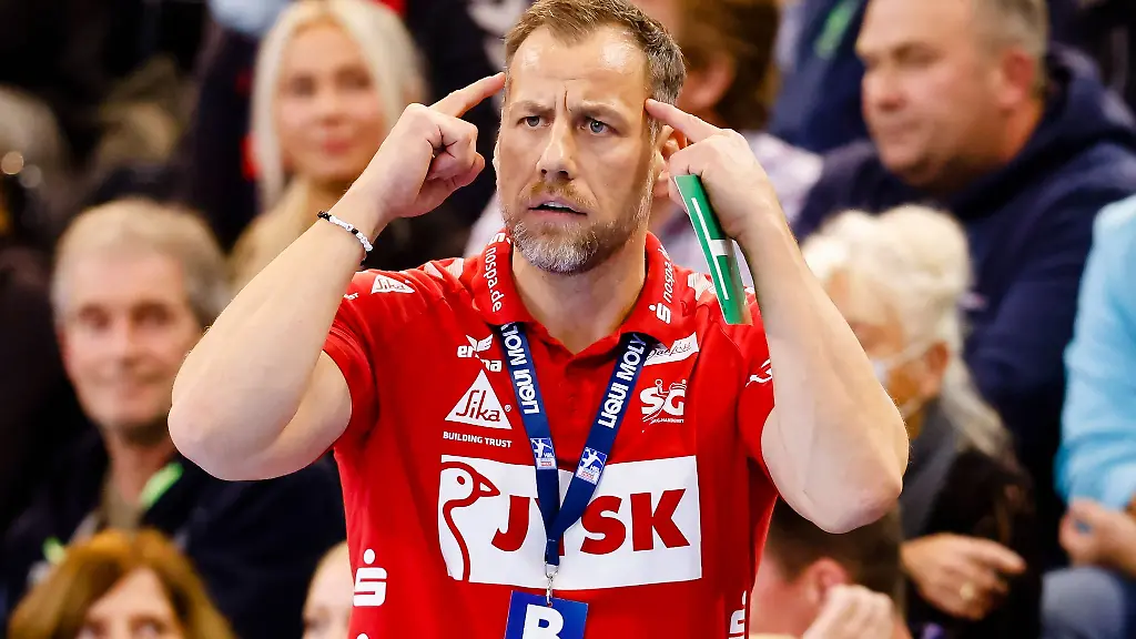 Flensburgs-Trainer-Maik-Machulla-gestikuliert-an-der-Seitenlinie