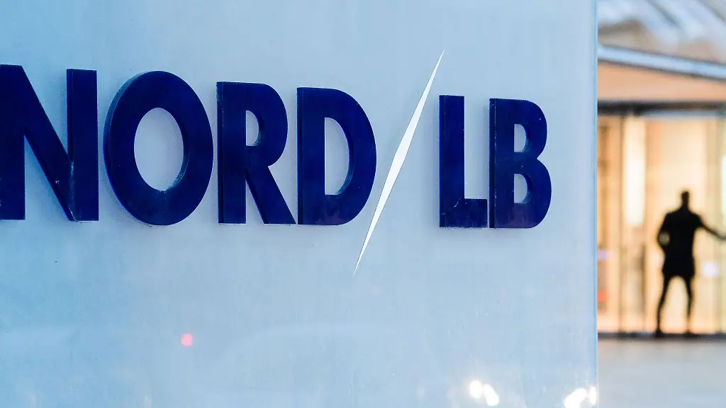 Ein-Mann-betritt-die-Norddeutsche-Landesbank-in-Hannover