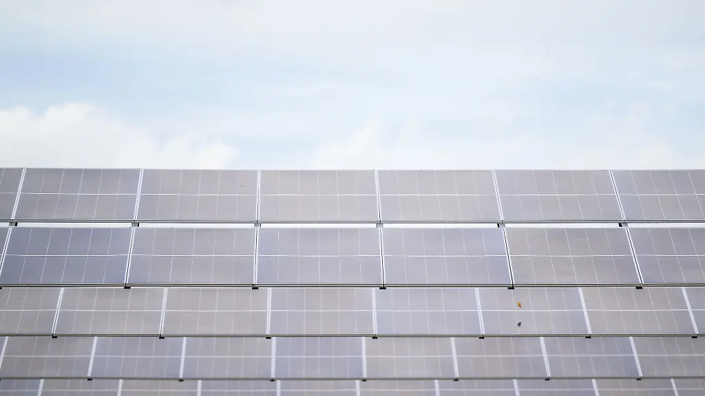 Blick-auf-die-Solarflaechen-einer-Photovoltaik-Anlage