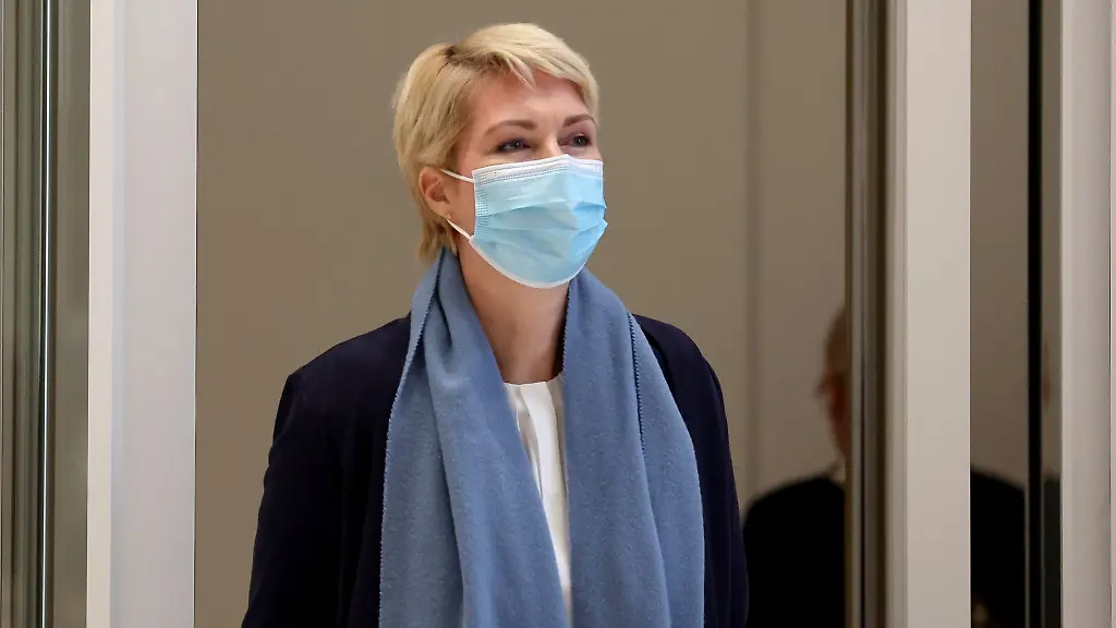 Manuela-Schwesig-kommt-mit-Maske-zu-einer-Landtagssitzung