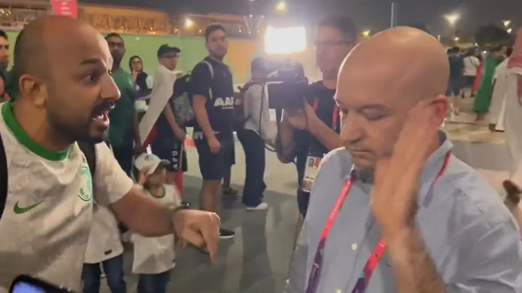 Moav-Vardi-wird-vor-laufender-Kamera-attackiert