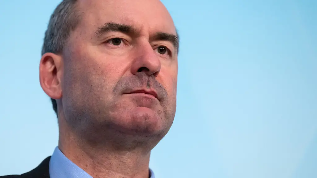 Wirtschaftsminister-von-Bayern-Hubert-Aiwanger-nimmt-an-einer-Pressekonferenz-teil