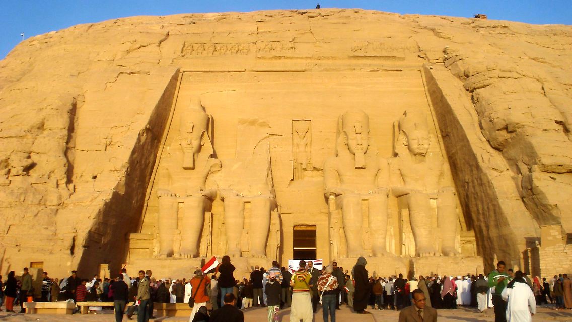 Es sollen wieder mehr werden: Ägyptische und ausländische Urlauber vor dem Tempel in Abu Simbel.