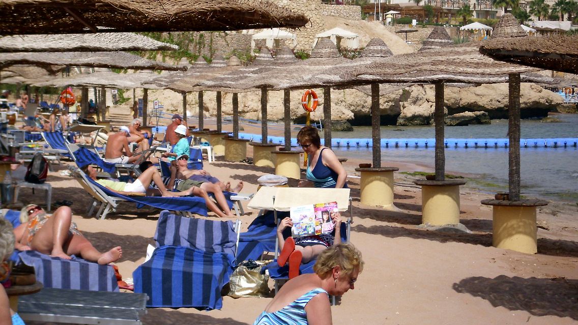 Sonnenhungrig: Im ägyptischen Badeort Scharm el Scheich bräunen sich wieder Touristen.