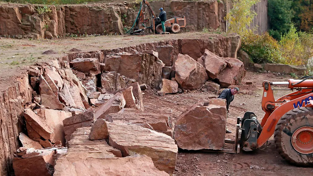Abbruch-von-Porphyr-in-einem-Steinbruch-bei-Rochlitz
