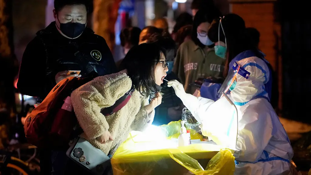 2022-11-28T103436Z-1537392170-RC2XUX92O9TS-RTRMADP-3-HEALTH-CORONAVIRUS-CHINA-1