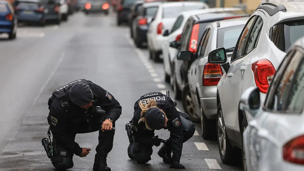 Polizisten-suchen-in-der-Naehe-eines-Tatortes-nach-Spuren
