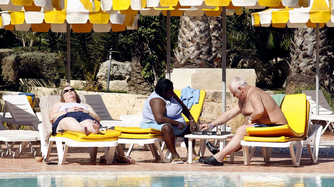 Sonnenhungrig: Touristen im tunesischen Urlaubsort Hammamet. (Bild vom 19. Februar 2011)