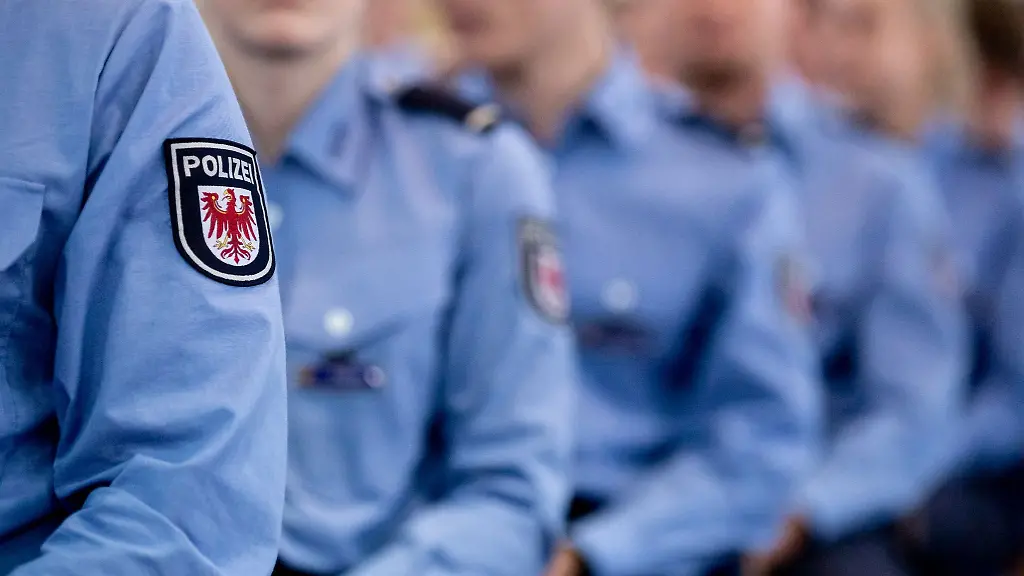 Angehende-Polizistinnen-und-Polizisten-der-Polizei-Brandenburg