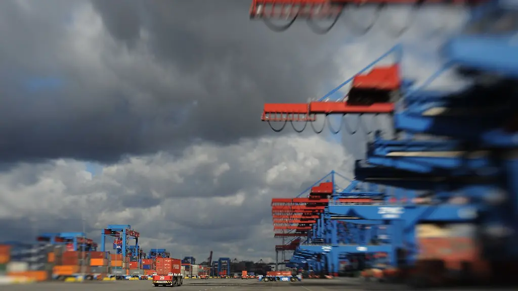 Container-werden-im-Hamburger-Hafen-umgeschlagen-Die-Wirtschaftsstimmung-in-der-Eurozone-hat-sich-im-November-aufgehellt
