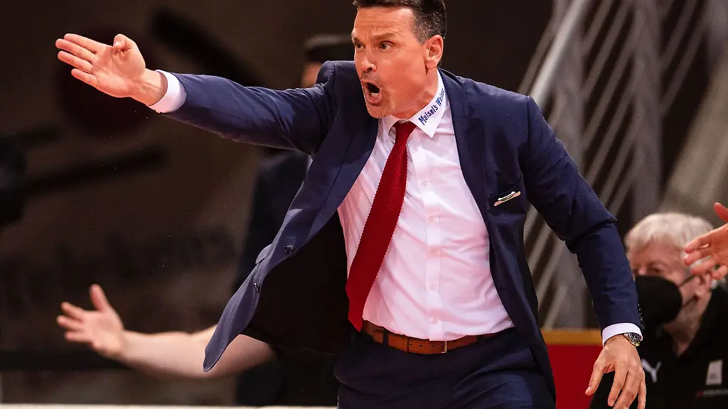 Bayreuths-Trainer-Raoul-Korner-gestikuliert-an-der-Seitenlinie