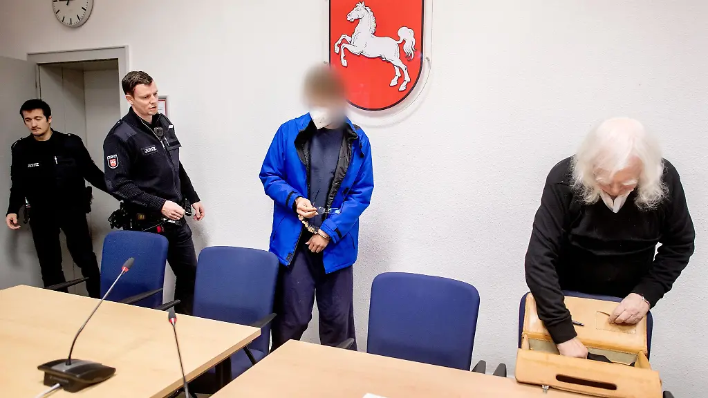 Der-Angeklagte-wird-vor-Prozessbeginn-in-einen-Gerichtssaal-im-Landgericht-zu-seinem-Anwalt-r-gefuehrt