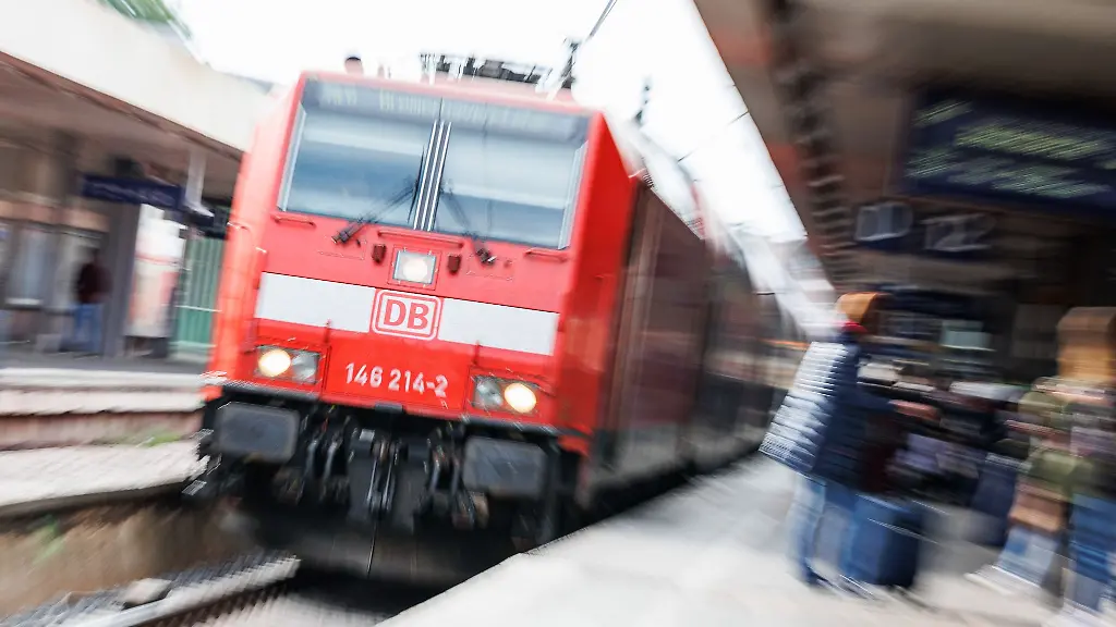 Eine-Regionalbahn-der-Deutschen-Bahn-faehrt-in-einen-Bahnhof-ein