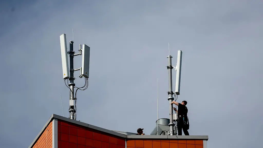 Laut-einer-Auflage-von-2019-muessen-deutsche-Handynetz-Betreiber-bis-Jahresende-in-500-Gebieten-weisse-Flecken-schliessen