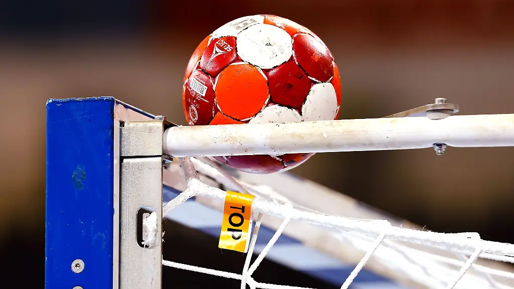 Ein-Handball-liegt-auf-einem-Tor