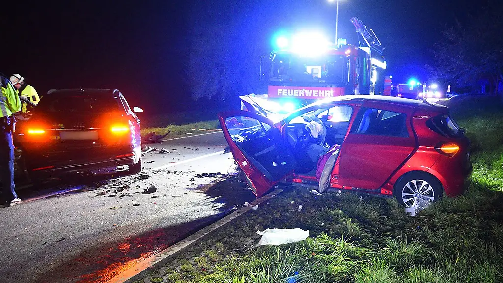 Feuerwehrleute-sind-mit-mehreren-Fahrzeugen-an-einer-Unfallstelle-im-Einsatz