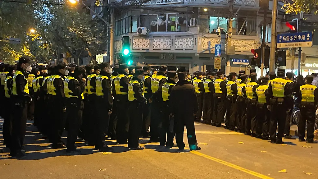 2022-11-27T104615Z-9357225-RC2AUX96PYAR-RTRMADP-3-HEALTH-CORONAVIRUS-CHINA