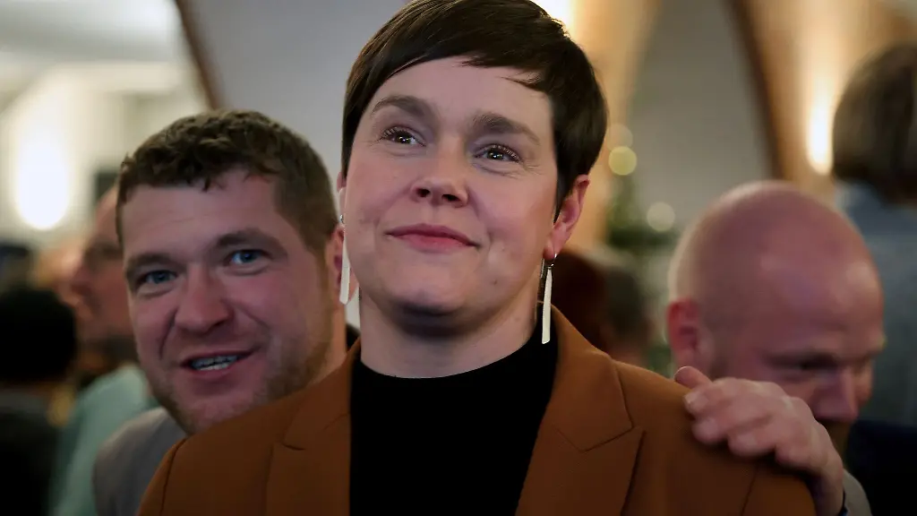 Eva-Maria-Kroeger-verfolgt-mit-ihrem-Team-die-Stimmauszaehlung-bei-der-Wahl-des-neuen-Oberbuergermeisters