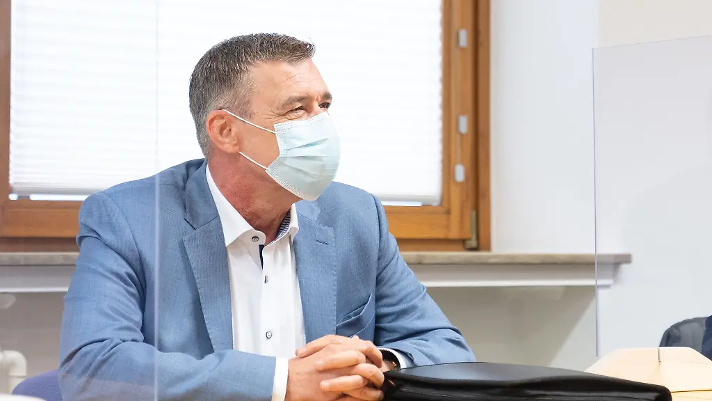 Der-angeklagte-AfD-Landtagsabgeordnete-Richard-Graupner-wartet-im-Gerichtssaal-des-Amtsgerichts-Schweinfurt-auf-den-Prozessbeginn