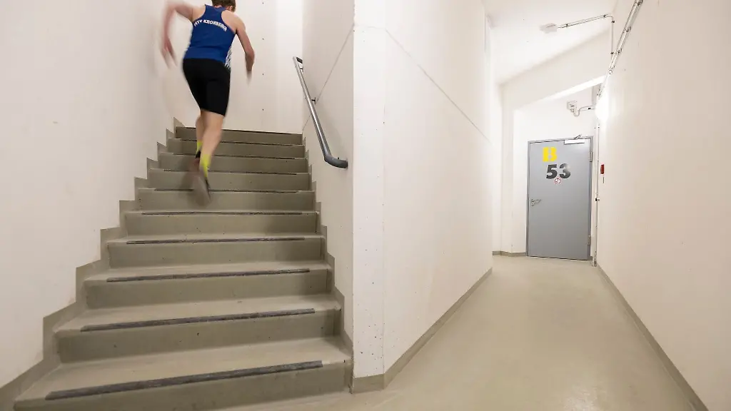 Ein-Teilnehmer-laeuft-das-Treppenhaus-hoch