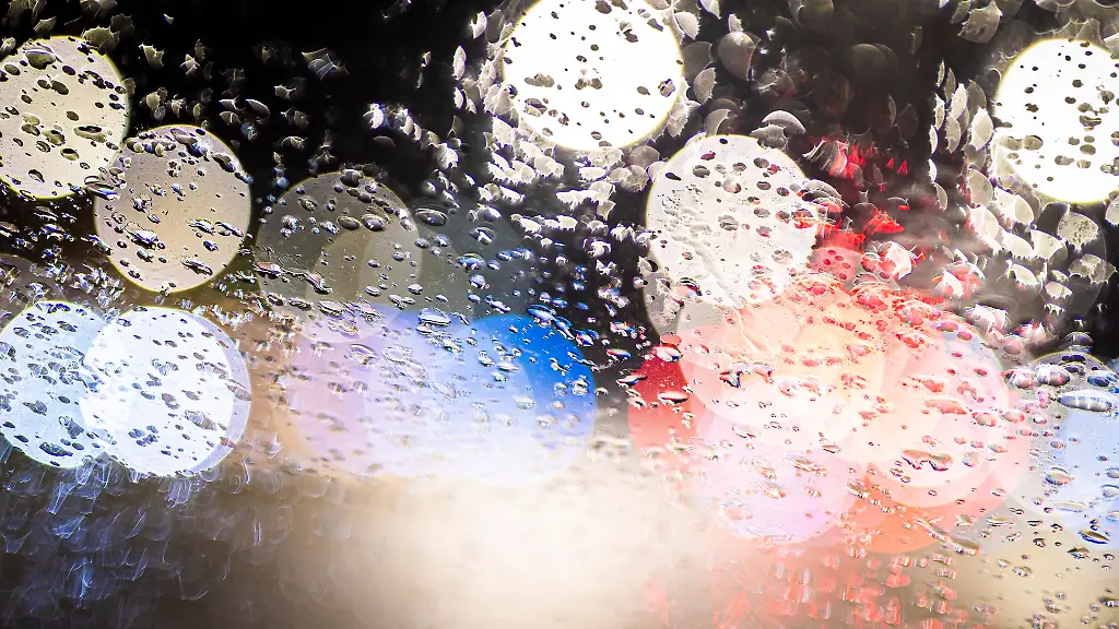 Regentrofpen-perlen-am-fruehen-Morgen-auf-der-Windschutzscheibe-eines-Autos