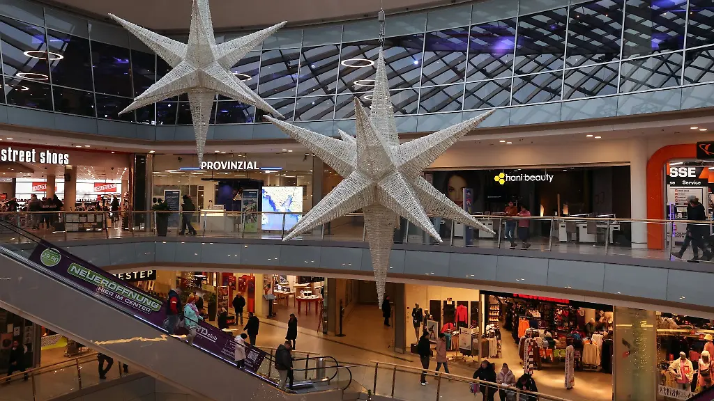 Einkaufende-sind-am-verkaufsoffenen-Sonntag-im-geschmueckten-Kroepeliner-Tor-Center-unterwegs