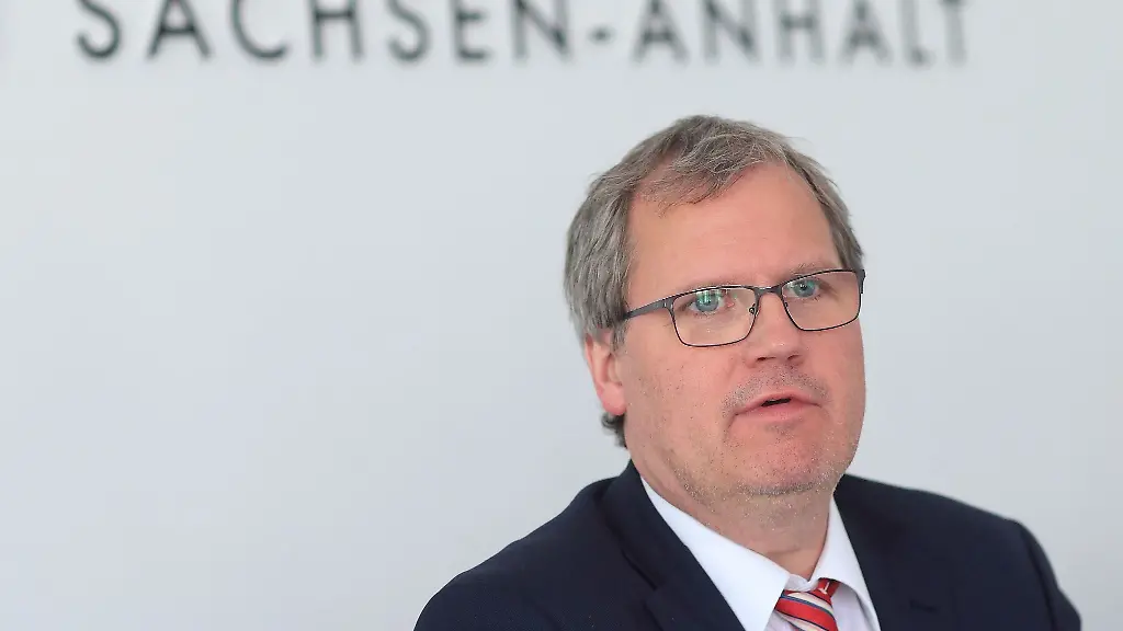 Jens-Bullerjahn-SPD-damals-Finanzminister-Sachsen-Anhalts-spricht-am-12-05-2015-in-Magdeburg-waehrend-der-Landespressekonferenz