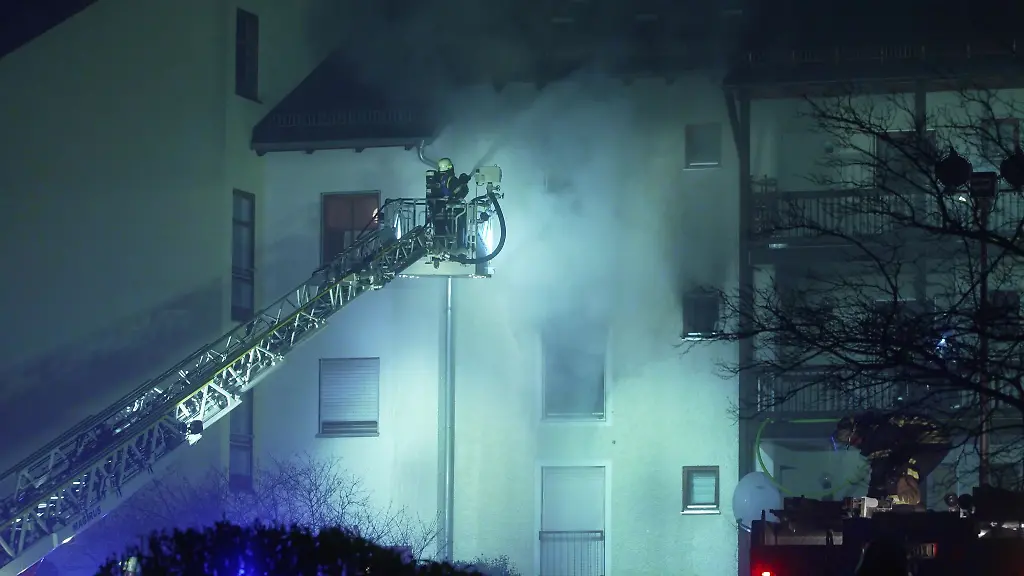 Feuerwehrleute-im-Einsatz-bei-einem-Brand-in-einem-Mehrfamilienwohnhaus