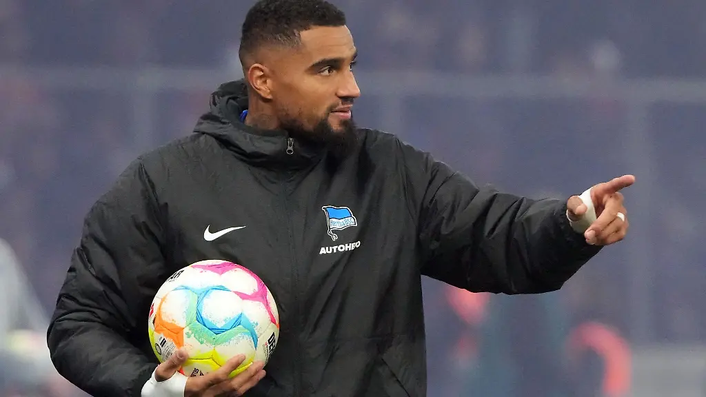 Herthas-Kevin-Prince-Boateng-gibt-von-der-Seitenlinie-Anweisungen