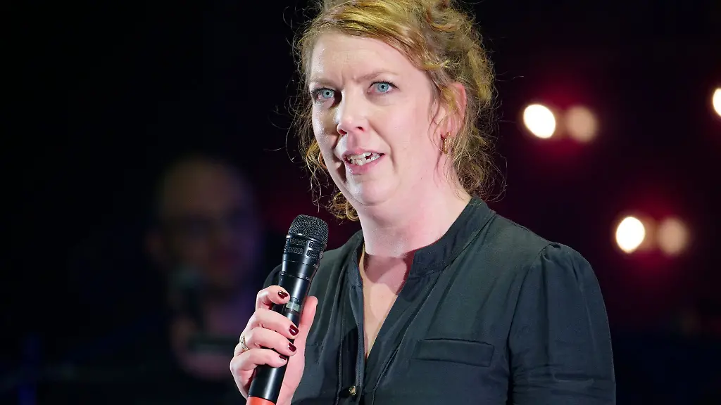 Die-Schauspielerin-Lina-Beckmann-steht-auf-der-Buehne