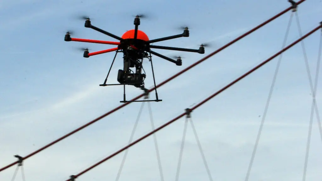 Eine-Drohne-fliegt-ueber-dem-Boden