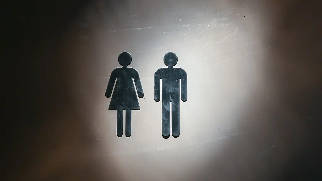 Piktogramme-fuer-eine-Frau-und-ein-Mann-sind-an-einer-Tuer-angebracht