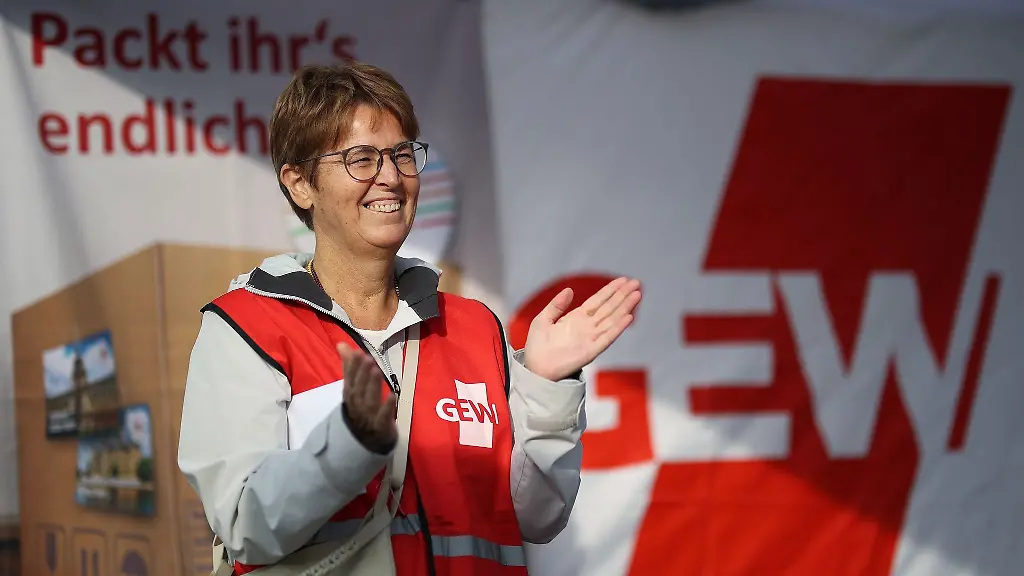 Eva-Gerth-applaudiert-waehrend-eines-Protestes-von-Grundschullehrerinnen-und-lehrern-vor-dem-Landtag-in-Magdeburg