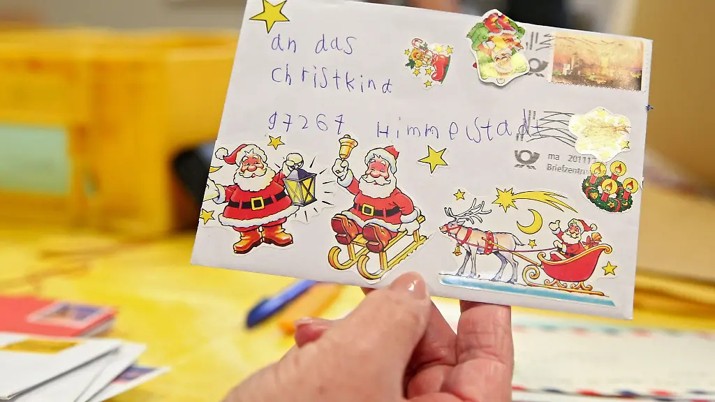 Der-Brief-eines-Kindes-an-das-Christkind-ist-im-einzigen-bayerischen-Weihnachtspostamt-zu-sehen