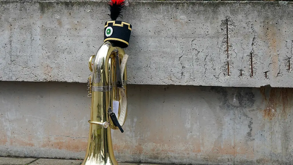 Die-Tuba-eines-Bergmanns-steht-am-Rande-der-Bergparade