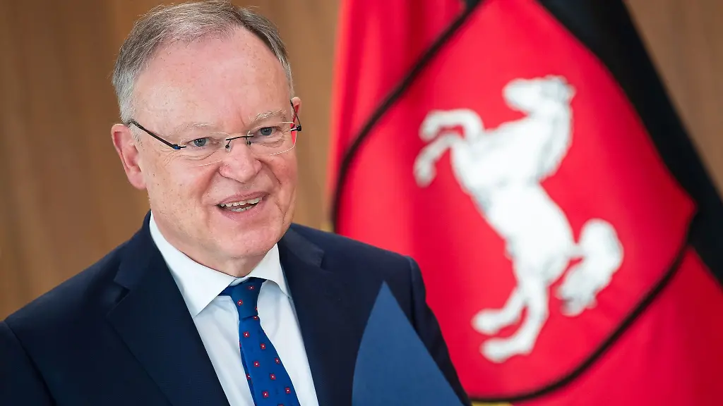 Stephan-Weil-SPD-Ministerpraesident-von-Niedersachsen-steht-vor-der-Landesfahne-von-Niedersachsen
