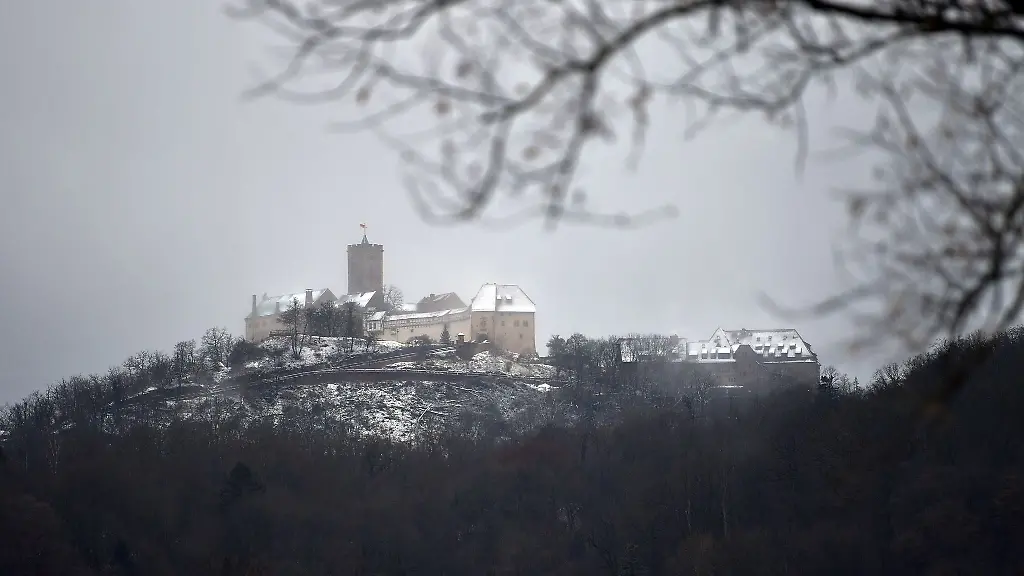 Ein-wenig-Schnee-liegt-auf-der-Wartburg