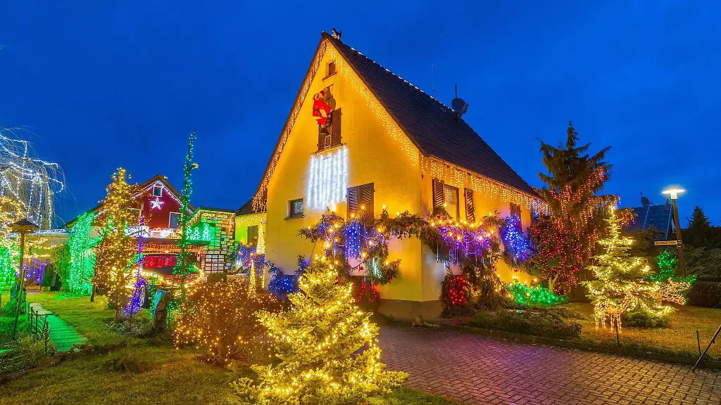 Lichterketten-mit-rund-100-000-Laempchen-sind-am-Haus-und-im-Garten-fuer-das-Weihnachtsfest-befestigt