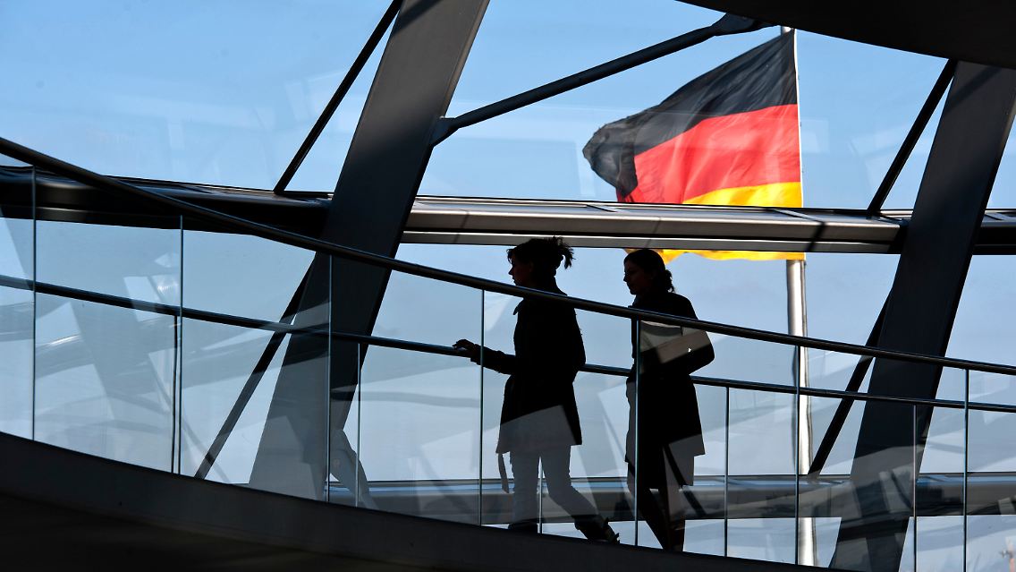 Deutschland, Reiseland: Besucherinnen in der Reichstagskuppel in Berlin.