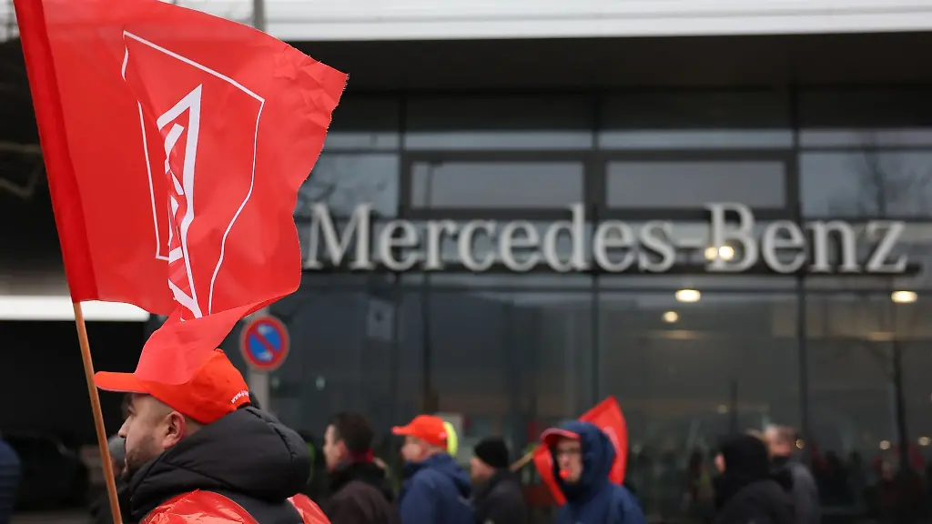Beschaeftigte-der-IG-Metall-bei-einem-Warnstreik-vor-dem-Mercedes-Benz-Werk-in-Berlin
