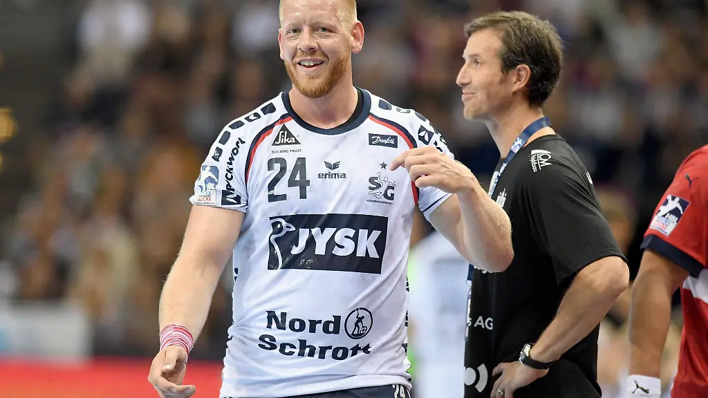Flensburgs-Jim-Gottfridsson-nach-einem-Plausch-mit-Hamburgs-Trainer-Torsten-Jansen-r