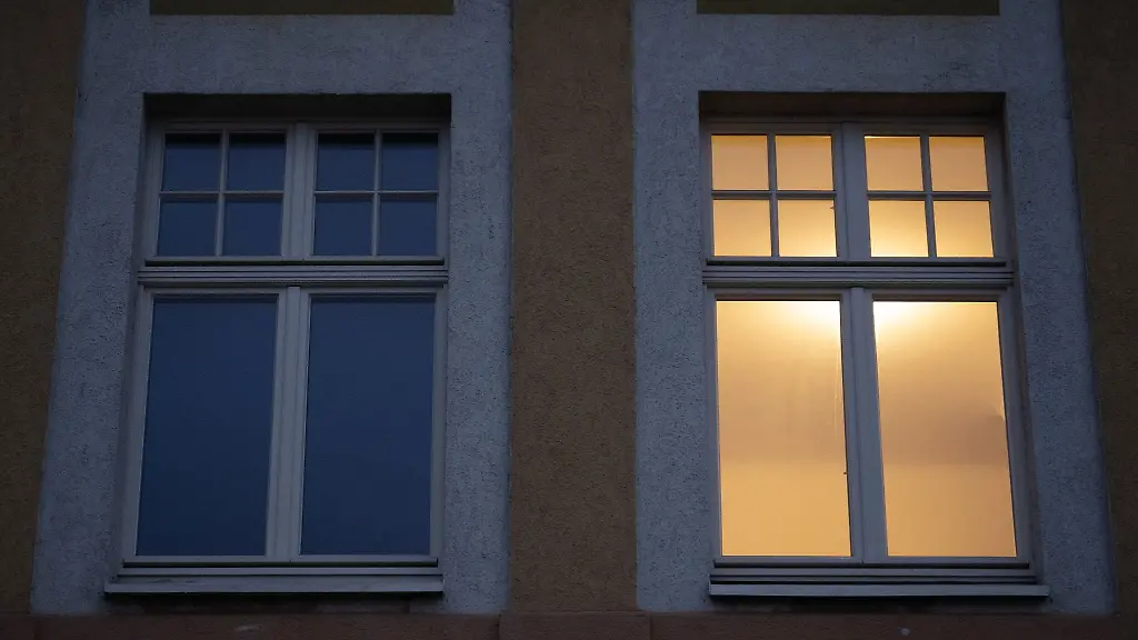 Ein-Fenster-in-einer-Wohnung-ist-beleuchtet