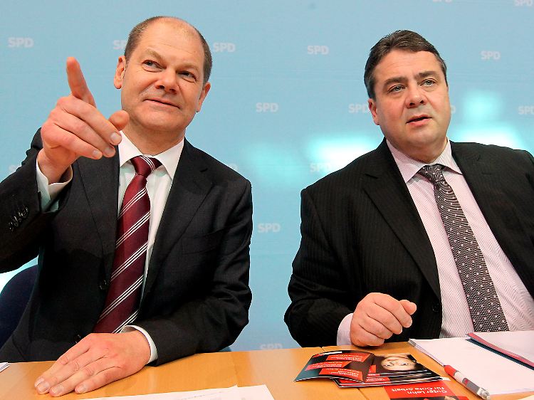 Olaf Scholz hat seinem Parteichef Gabriel (rechts) in Hamburg einen überraschend deutlichen Erfolg beschert.