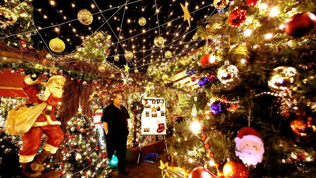 Dirk-van-Acken-steht-vor-seinem-mit-Tausenden-von-Lichtern-dekorierten-Weihnachtshaus
